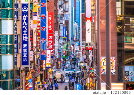 日本の東京都市景観 新橋・新橋SL広場前の飲み屋街などを望む＝10月17日 132130899