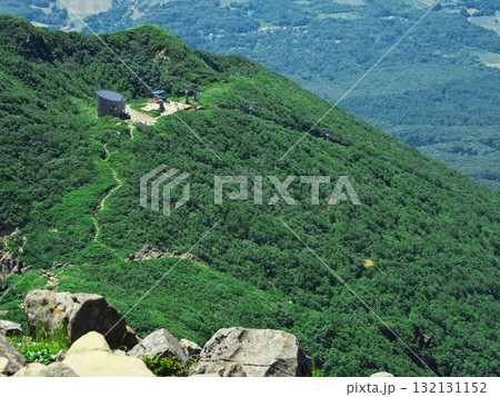 夏の岩木山　山頂から鳥海山と展望リフト山頂駅を臨む 132131152