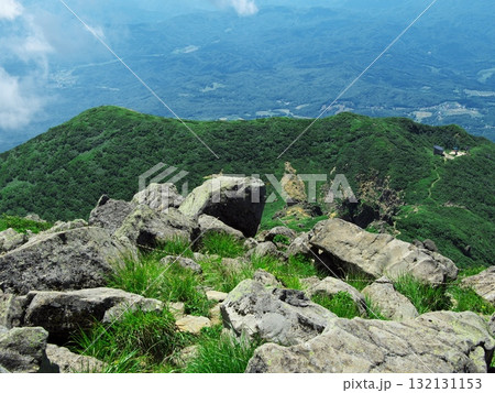 夏の岩木山 山頂から鳥海山と展望リフト山頂駅を臨む 夏の岩木山 山頂から鳥海山と展望リフト山頂駅を臨む 132131153