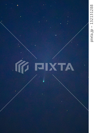 星空に尾を引く緑の彗星 132131288