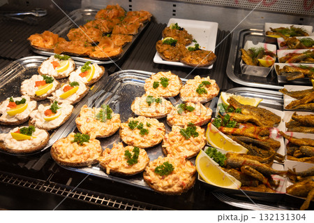 北欧フィンランドのお店のシーフードブルスケッタ 132131304