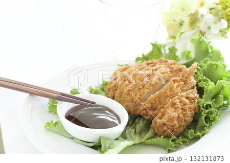 レタスの上の味噌カツ レタスの上の味噌カツ 132131873