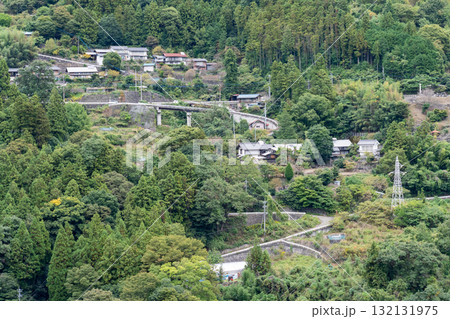 山間の斜面に並ぶ集落 132131975