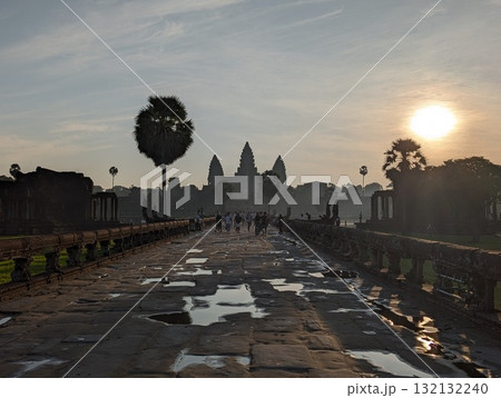日の出に映えるアンコールワット 日の出に映えるアンコールワット 132132240