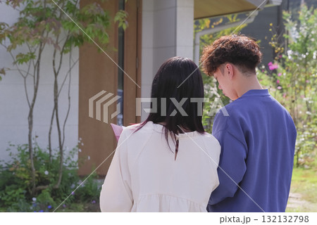 住宅の購入を検討する若い夫婦 132132798