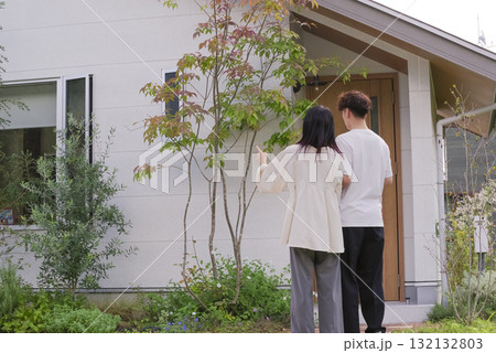 住宅の購入を検討する若い夫婦 住宅の購入を検討する若い夫婦 132132803