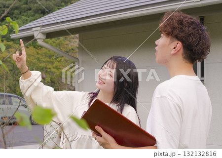 住宅の購入を検討する若い夫婦 132132816