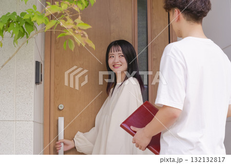 住宅の購入を検討する若い夫婦 住宅の購入を検討する若い夫婦 132132817