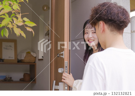 住宅の購入を検討する若い夫婦 住宅の購入を検討する若い夫婦 132132821
