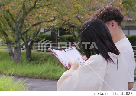 新築住宅の土地探しをする若い夫婦 132132822