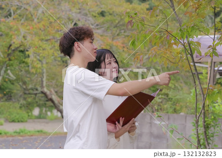 新築住宅の土地探しをする若い夫婦 132132823