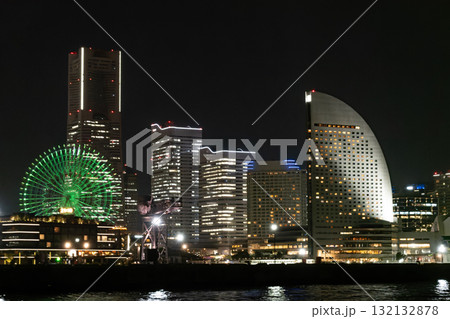 海から見た横浜みなとみらいの夜景 海から見た横浜みなとみらいの夜景 132132878
