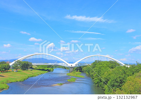 愛知県豊田市、矢作川に架かる豊田大橋の風景 132132967