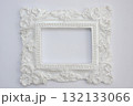 アンティーク風　白い額縁 132133066