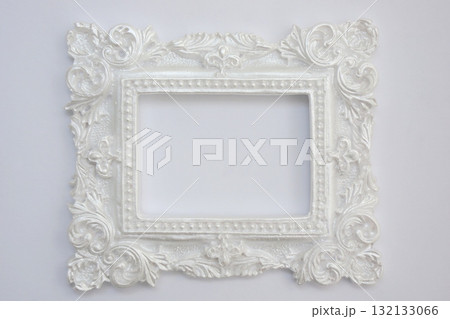 アンティーク風　白い額縁 132133066