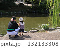 京都・円山公園のひょうたん池のほとりでたたずむ母と娘 京都・円山公園のひょうたん池のほとりでたたずむ母と娘 132133308