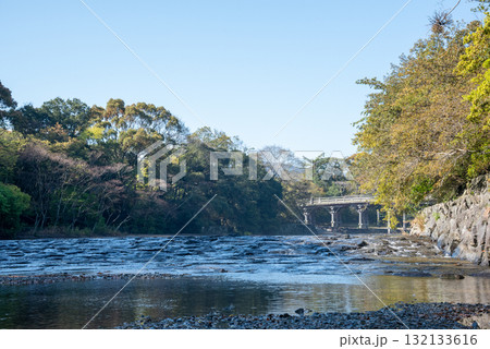 三重県　伊勢市　伊勢神宮　朝の宇治橋と五十鈴川 132133616