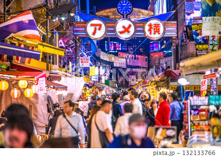 日本の東京都市景観10月9日。インバウンド続く…外国人観光客らで賑わうアメ横などを望む 132133766