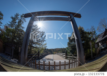 三重県　伊勢市　伊勢神宮　朝の宇治橋と五十鈴川 132133778