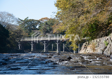 三重県　伊勢市　伊勢神宮　朝の宇治橋と五十鈴川 132133780