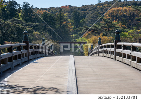 三重県 伊勢市 伊勢神宮 朝の宇治橋 三重県 伊勢市 伊勢神宮 朝の宇治橋 132133781