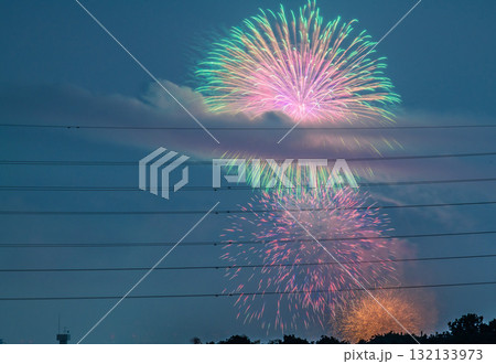 日本の東京都市景観 多摩川花火大会2025。第47回世田谷区たまがわ花火大会の会場側・奥に新宿の都庁 日本の東京都市景観 多摩川花火大会2025。第47回世田谷区たまがわ花火大会の会場側・奥に新宿の都庁 132133973