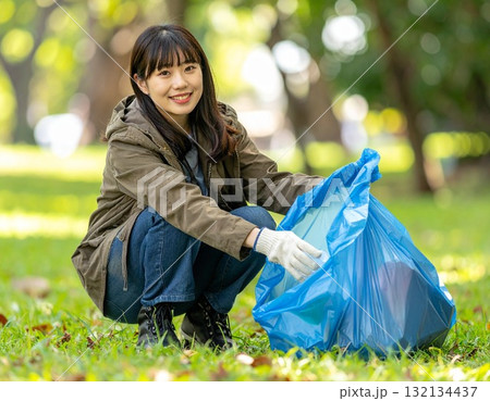 街の公園で清掃活動をする若い日本人女性 AI生成素材 街の公園で清掃活動をする若い日本人女性 AI生成素材 132134437