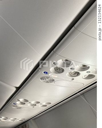 飛行機内 飛行機内 132134624