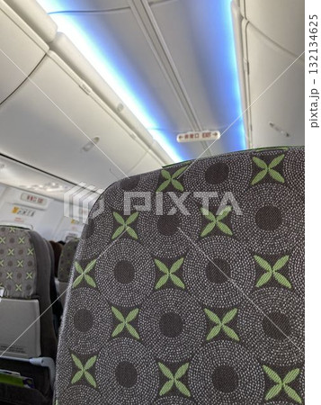 飛行機内 飛行機内 132134625