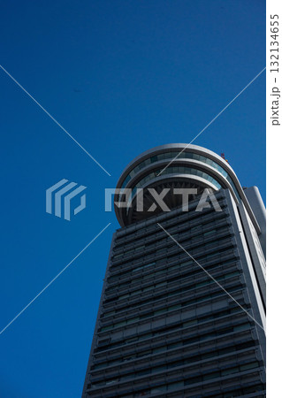 雲ひとつない青空に伸びる文京シビックセンター区役所 132134655