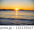 海から昇る朝日 132135027