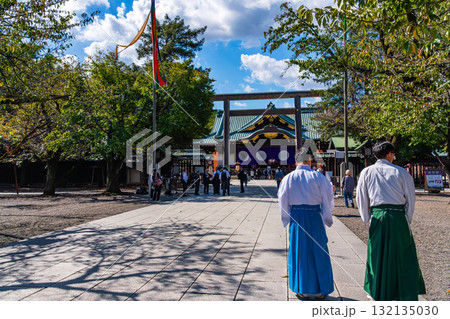靖国神社　拝殿前で秋季例大祭準備 132135030