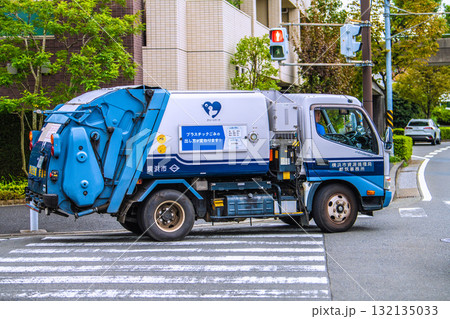 日本の横浜都市景観 ゴミ収集車＝横浜市都筑区 132135033