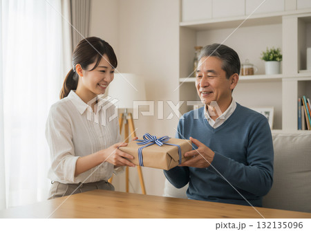 父の日に感謝を伝える親子の時間 父の日に感謝を伝える親子の時間 132135096