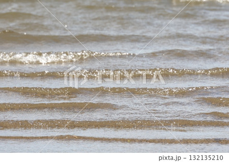 静かな水面にゆっくりと広がる小さな波紋 132135210