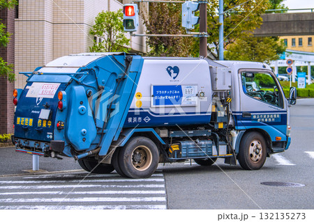 日本の横浜都市景観 ゴミ収集車＝横浜市都筑区 132135273