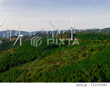 青山高原の風車（ドローンによる空撮） 132135482
