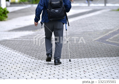 日本の東京都市景観 高齢化社会　杖の高齢者…＝15日、横浜市内 132135501