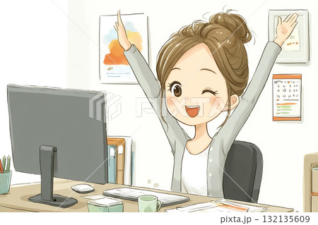美優シリーズ：オフィスでデスクに座ってパソコンの画面を見ながら笑顔で万歳・手を頭上に伸ばしてストレッ 132135609