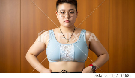 胸つぶしブラを身につける男装の女の子 132135686