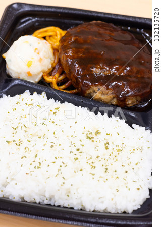 ポテサラとナポリタンが付け合わせの美味しいハンバーグ弁当 132135720