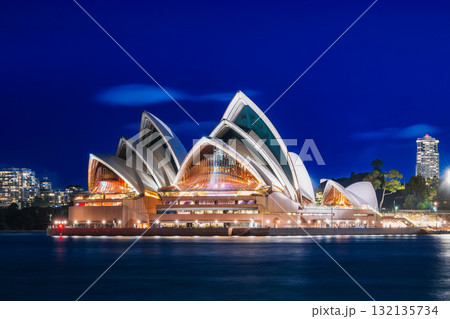 シドニー　夜のオペラハウス 132135734