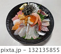 黒い器に新鮮な魚介類がたくさん乗った海鮮丼 132135855
