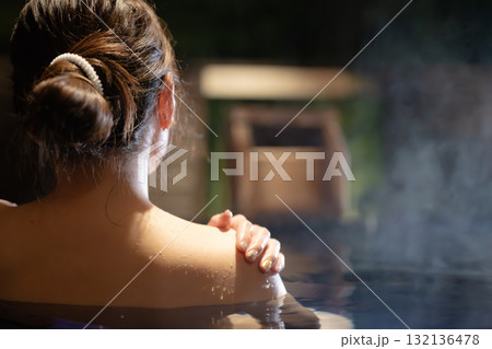 温泉に入る女性 温泉に入る女性 132136478