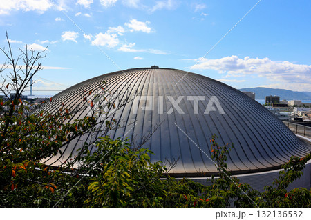 明石市立天文科学館　プラタリウム　のドーム超しに明石海峡大話をのぞむ 132136532
