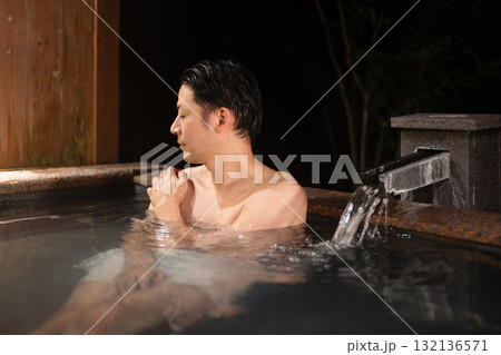 温泉に入る男性 温泉に入る男性 132136571
