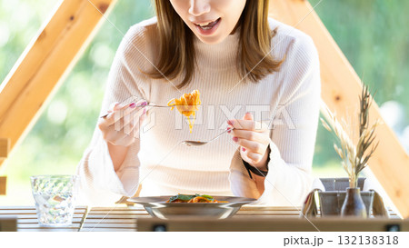 カフェでパスタを食べる女性 カフェでパスタを食べる女性 132138318
