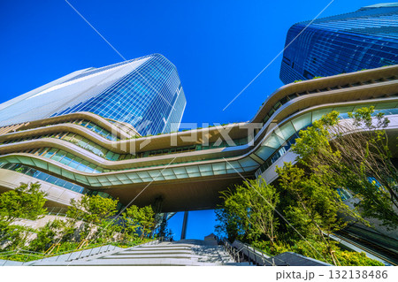日本の東京都市景観　高輪ゲートウェイ駅前の高輪ゲートウェイシティなどを望む 132138486