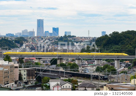 横浜ランドマークタワーを背景　923形新幹線電気軌道総合試験車ドクターイエローと交差する相鉄線 132140500