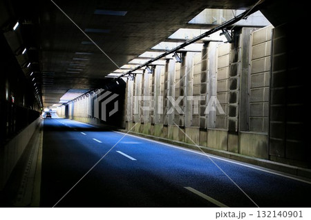 近未来の様相を醸し出している… 自動車道路のアンダーパス 近未来の様相を醸し出している… 自動車道路のアンダーパス 132140901